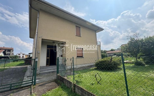 casa indipendente in vendita a Cucciago