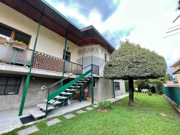 casa indipendente in vendita a Cucciago