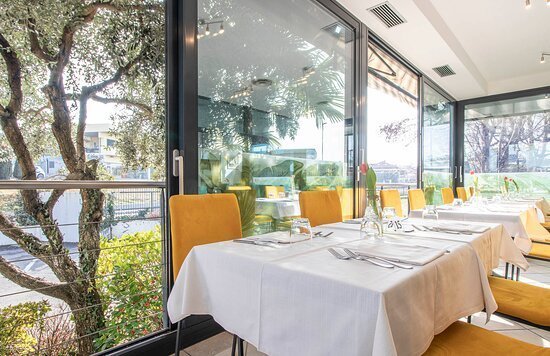 negozio in vendita a Cucciago