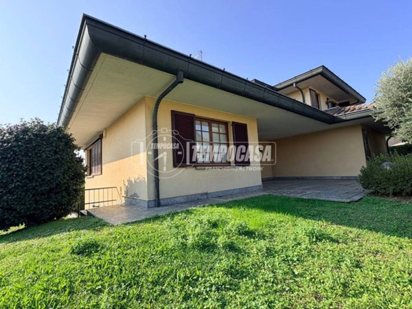 casa indipendente in vendita a Cucciago
