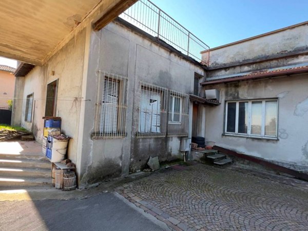 negozio in vendita a Cucciago