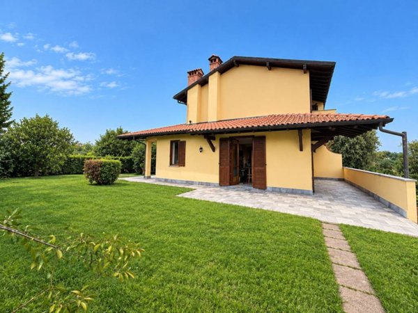 casa indipendente in vendita a Cucciago