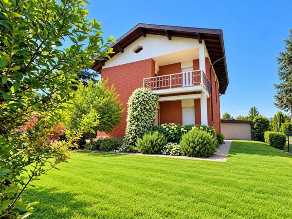 casa indipendente in vendita a Cucciago