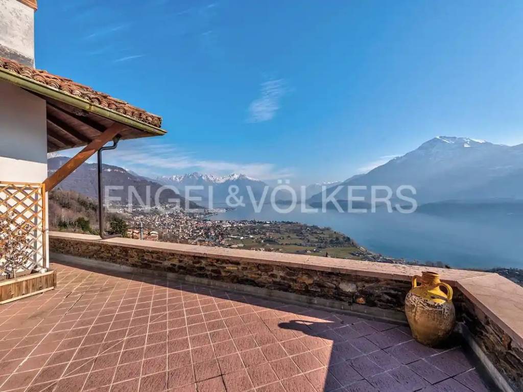 casa indipendente in vendita a Dongo