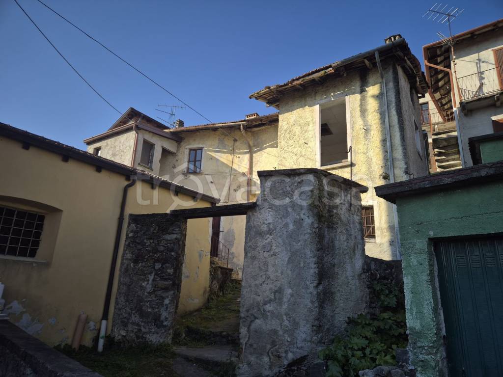 casa indipendente in vendita a Dongo