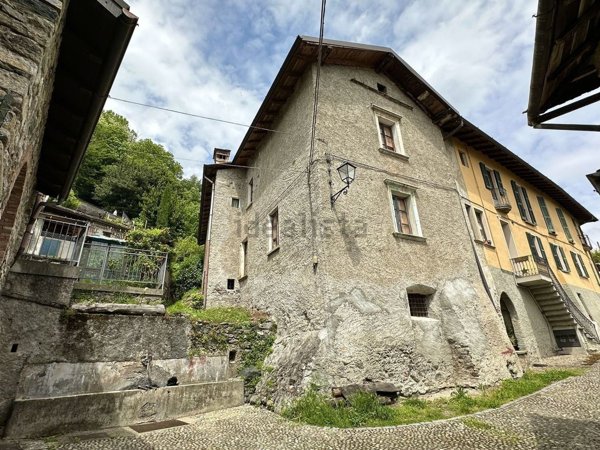 casa indipendente in vendita a Dongo