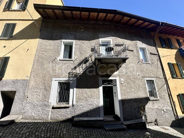 casa indipendente in vendita a Dongo