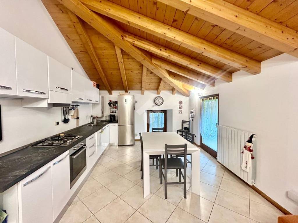 appartamento in vendita a Dongo