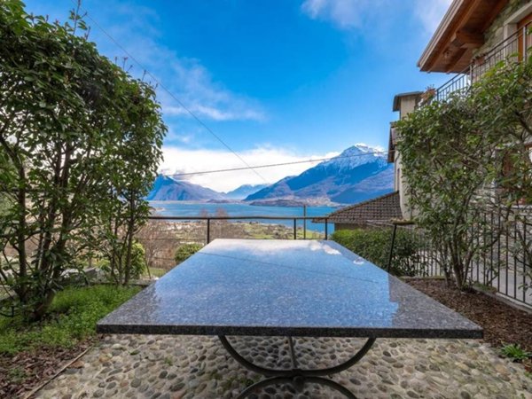 casa indipendente in vendita a Dongo