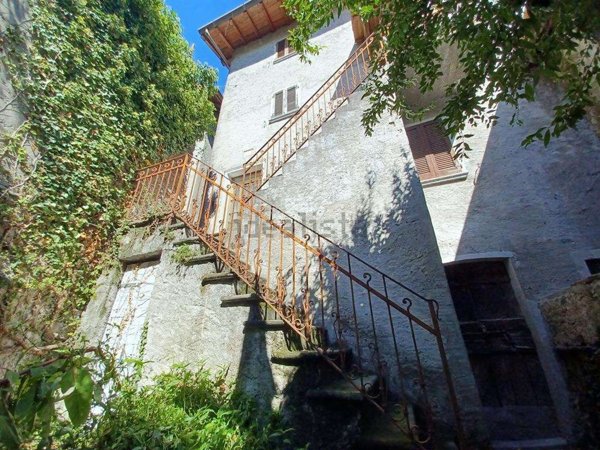 casa indipendente in vendita a Dongo