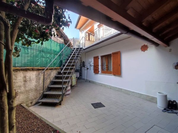 casa indipendente in vendita a Dongo