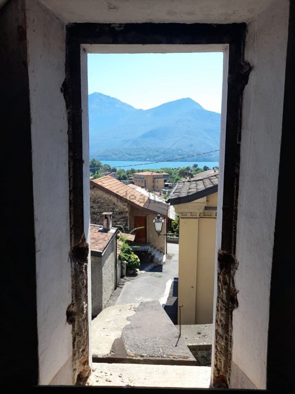casa indipendente in vendita a Dongo