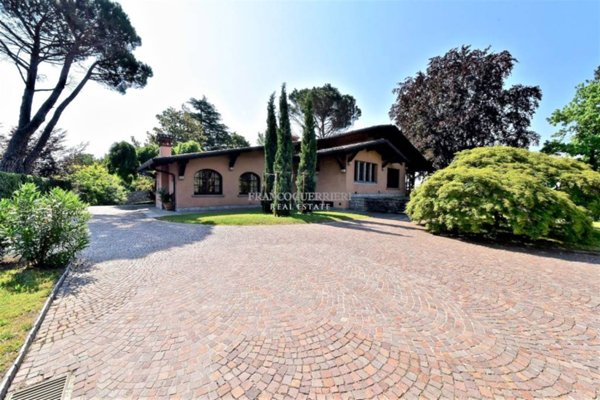 casa indipendente in vendita ad Erba