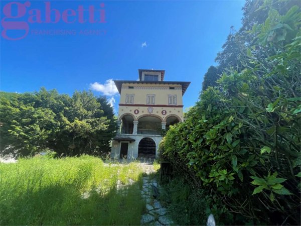casa indipendente in vendita ad Erba