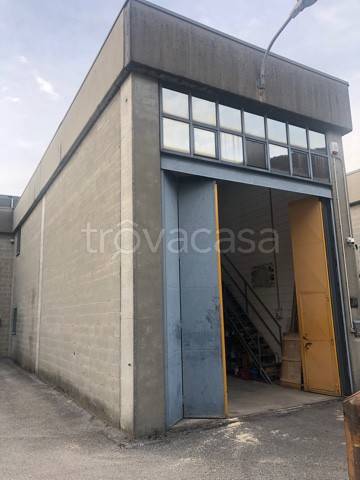 locale commerciale in vendita ad Erba