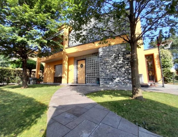 casa indipendente in vendita ad Erba