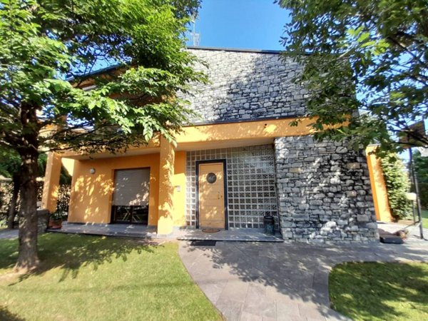 casa indipendente in vendita ad Erba