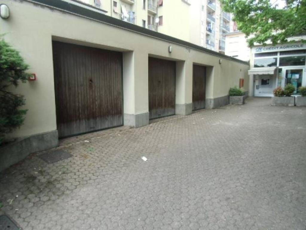 negozio in vendita ad Erba