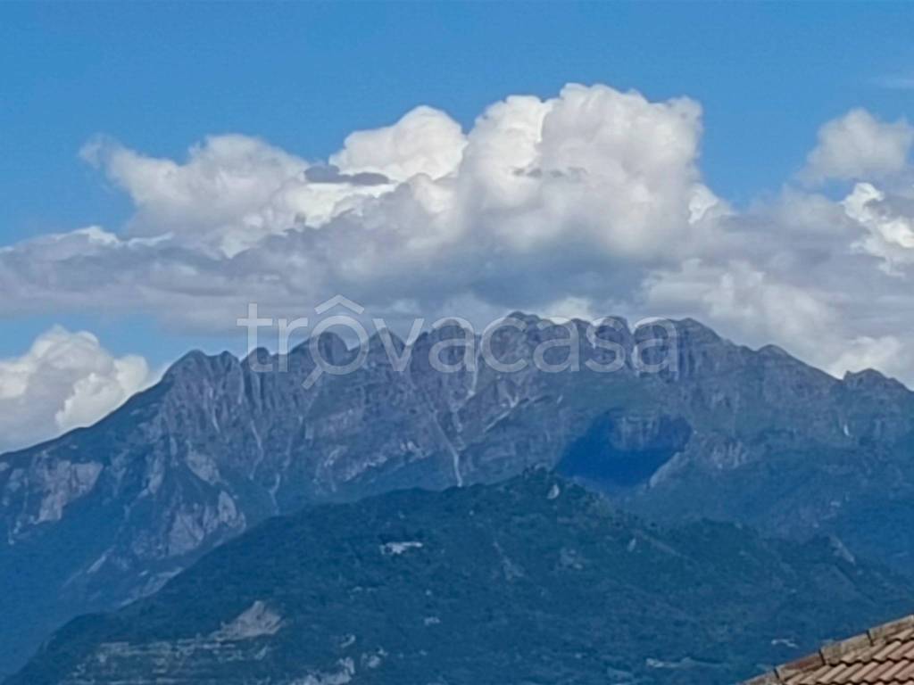 casa indipendente in vendita ad Erba