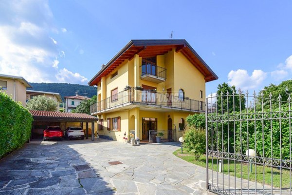casa indipendente in vendita ad Erba