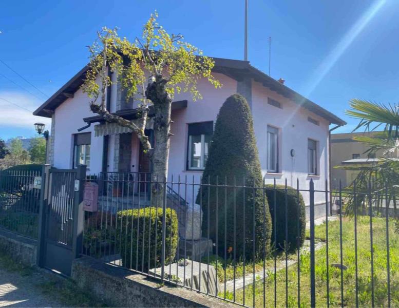 casa indipendente in vendita ad Erba