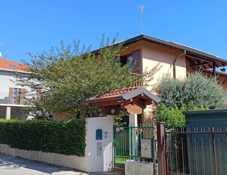 casa indipendente in vendita ad Erba
