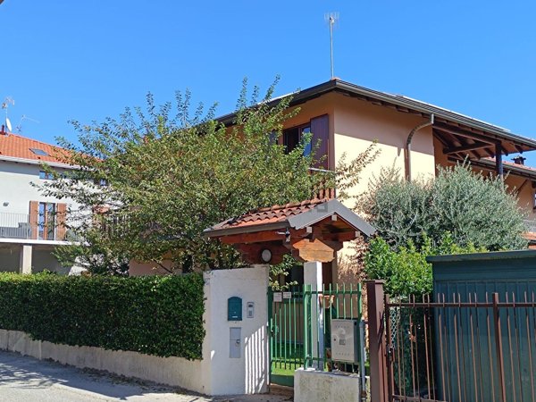 casa indipendente in vendita ad Erba