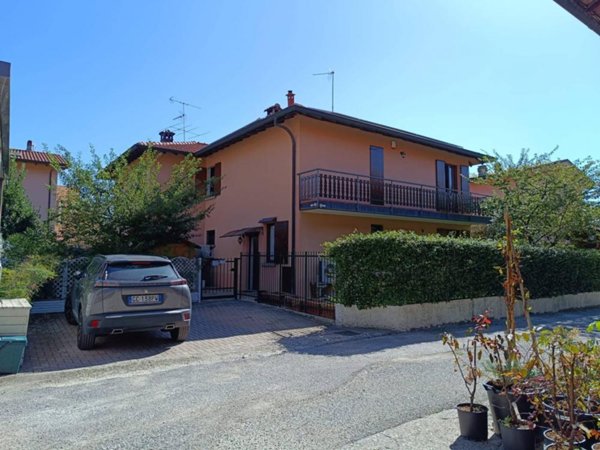 casa indipendente in vendita ad Erba