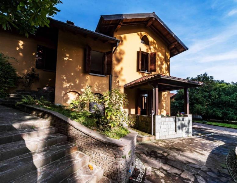 casa indipendente in vendita ad Erba