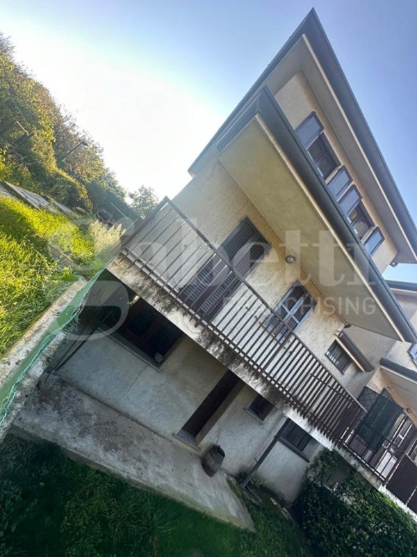 casa indipendente in vendita ad Erba