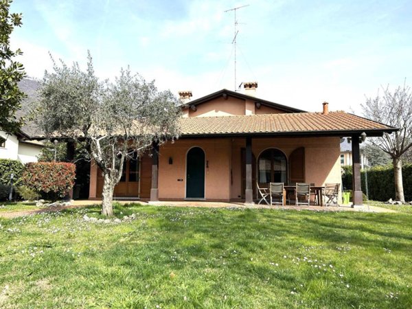 casa indipendente in vendita ad Erba