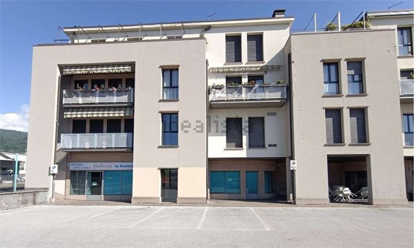 negozio in vendita ad Erba