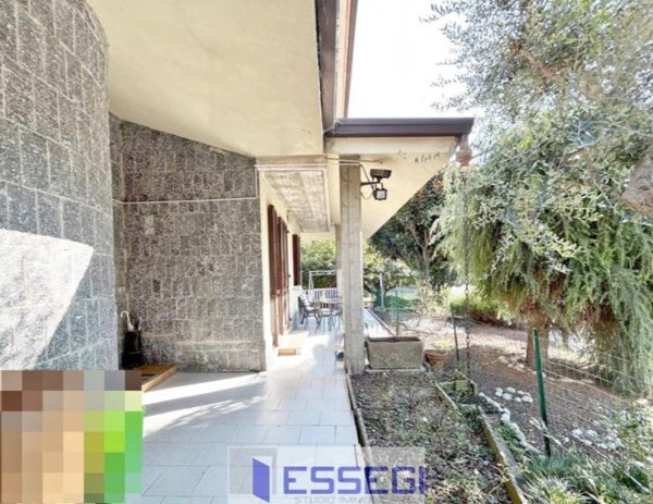 casa indipendente in vendita ad Erba