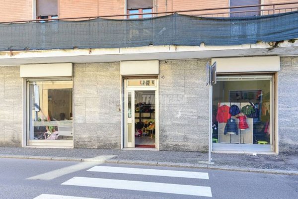negozio in vendita ad Erba