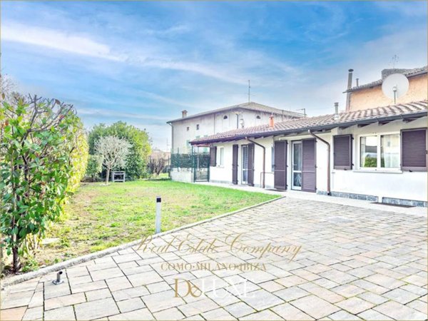 casa indipendente in vendita ad Erba
