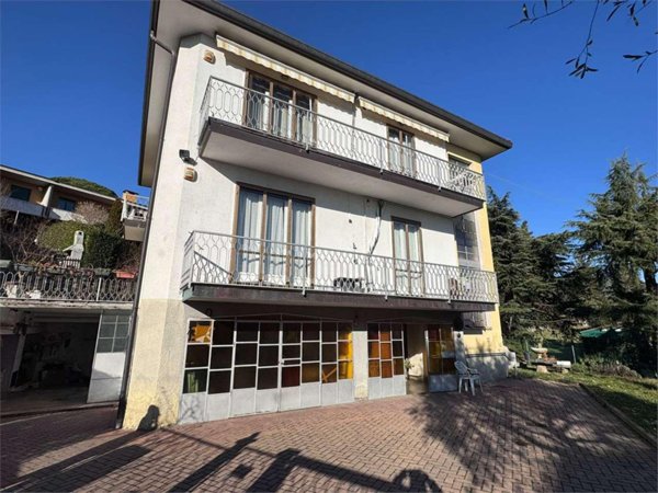 casa indipendente in vendita ad Erba