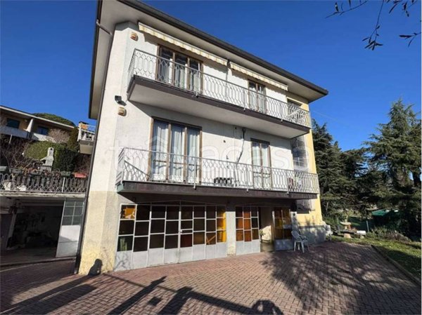 casa indipendente in vendita ad Erba