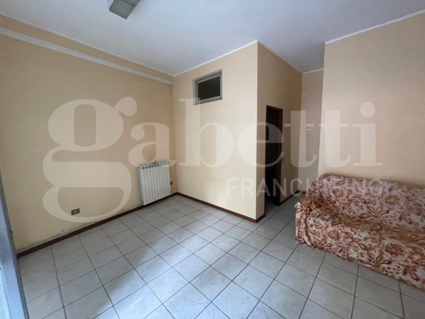 negozio in vendita ad Erba