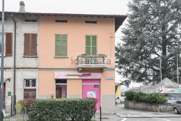 casa semindipendente in vendita ad Erba