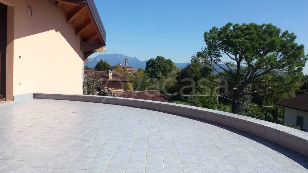 casa indipendente in vendita ad Erba