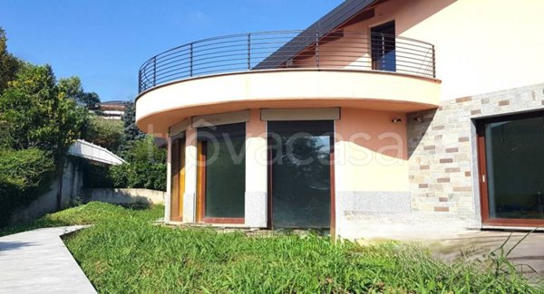 casa indipendente in vendita ad Erba