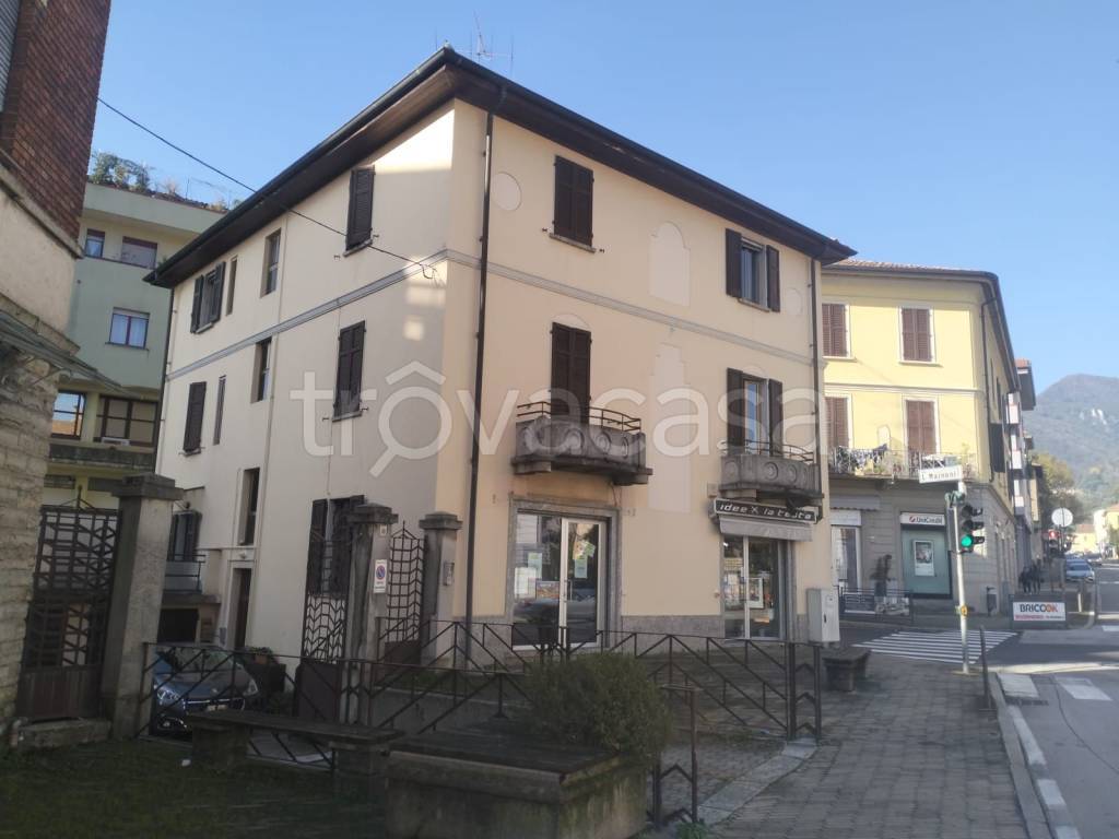 appartamento in vendita ad Erba