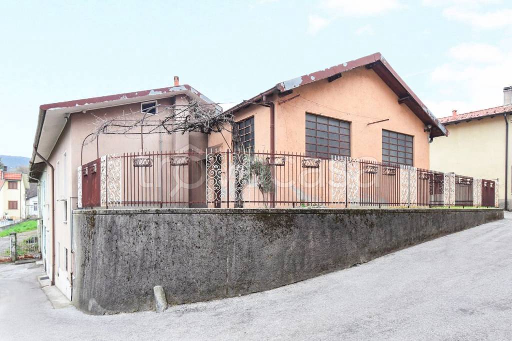 casa indipendente in vendita ad Erba