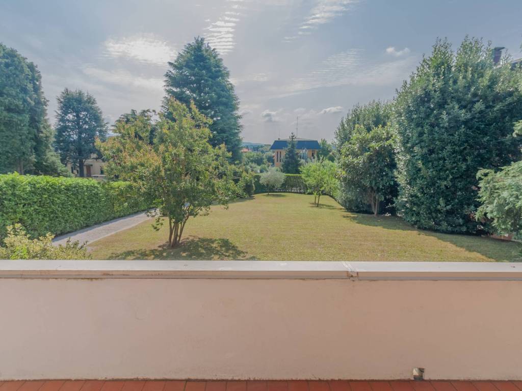 casa indipendente in vendita ad Erba