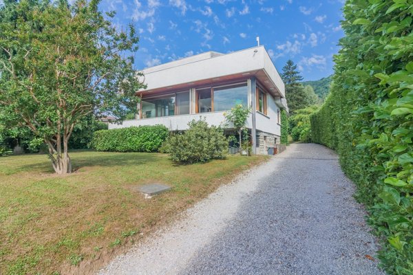 casa indipendente in vendita ad Erba