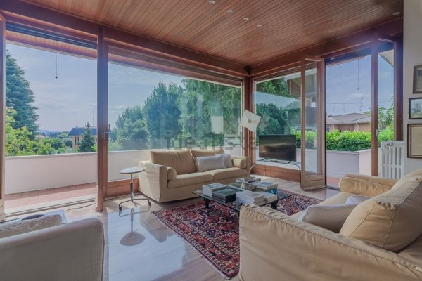 casa indipendente in vendita ad Erba