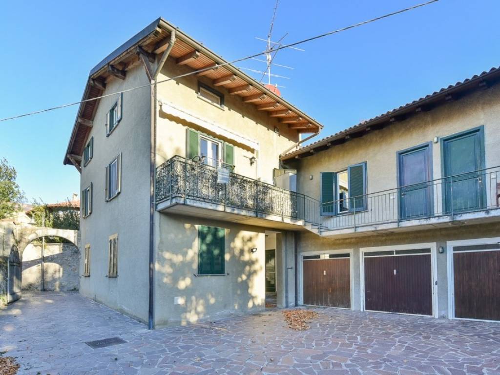 appartamento in vendita ad Erba