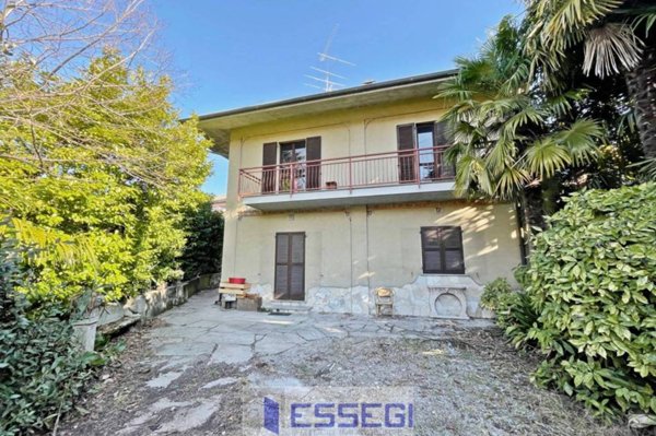 casa indipendente in vendita ad Erba