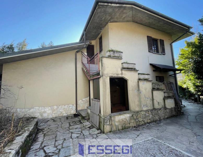 casa indipendente in vendita ad Erba