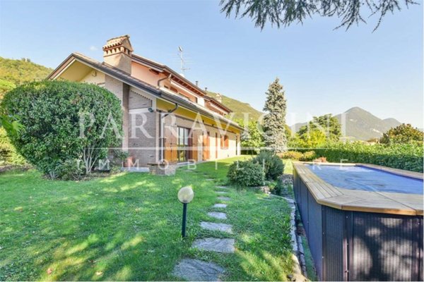 casa indipendente in vendita ad Erba